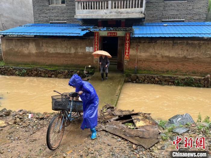 現金網：福建南平多地發佈暴雨紅色預警，福建江西兩省部分列車停運