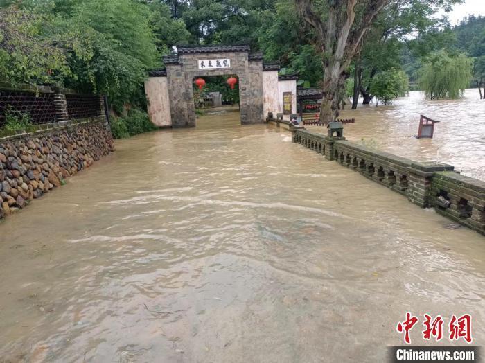 現金網：福建南平多地發佈暴雨紅色預警，福建江西兩省部分列車停運